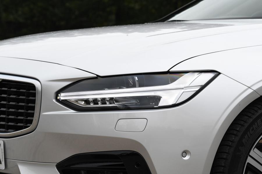Детали экстерьера Volvo S90 D4 R-Design 2016 года  (UK) (фото 2 из 15)